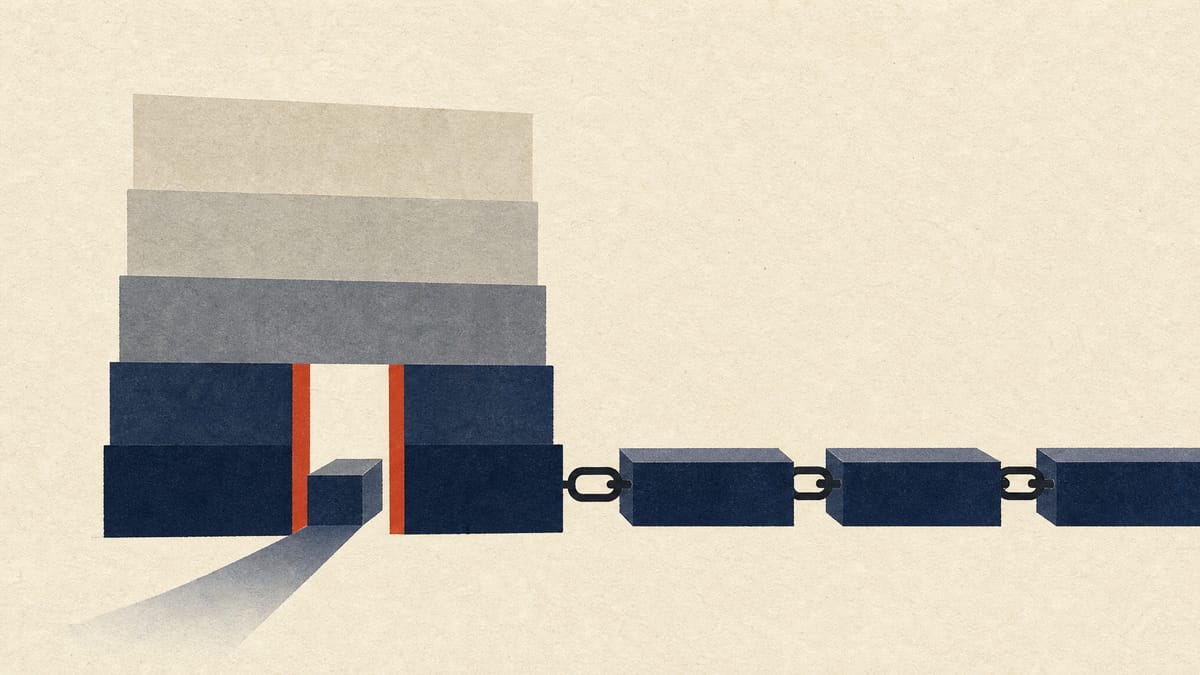 資本構成を表す積み重ねたブロックと、狭い門を通り抜ける小さなブロック
